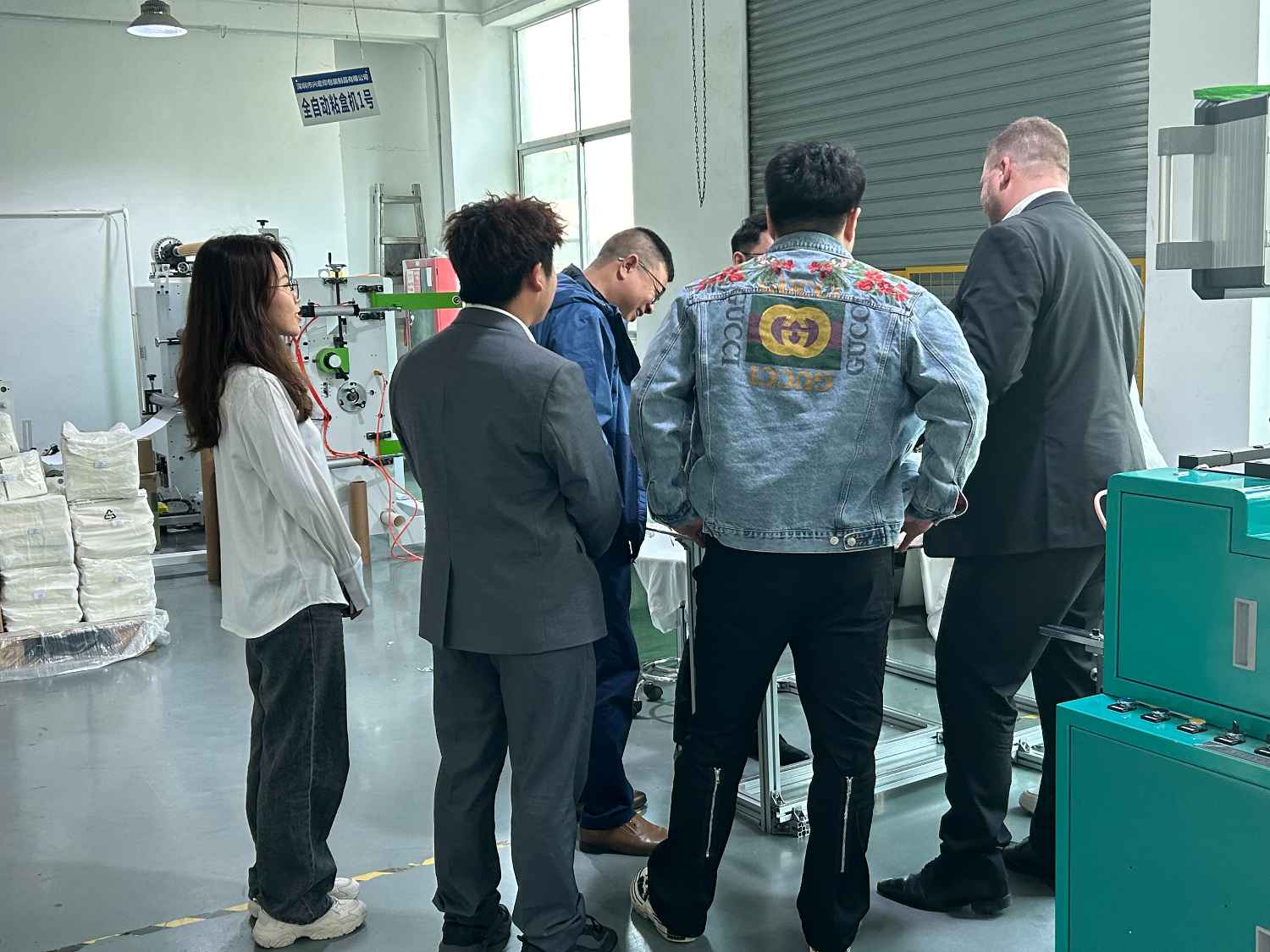 國際合作伙伴深度考察，共謀發(fā)展 —— 外國客戶訪問久信達科技生產(chǎn)車間(圖2)