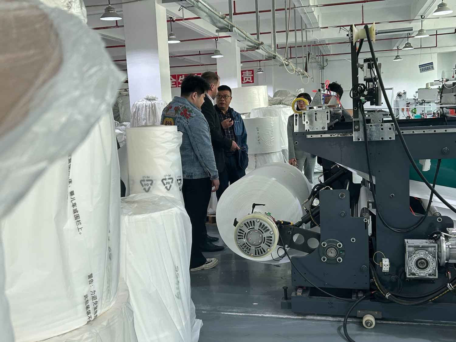 國際合作伙伴深度考察，共謀發(fā)展 —— 外國客戶訪問久信達科技生產(chǎn)車間(圖4)