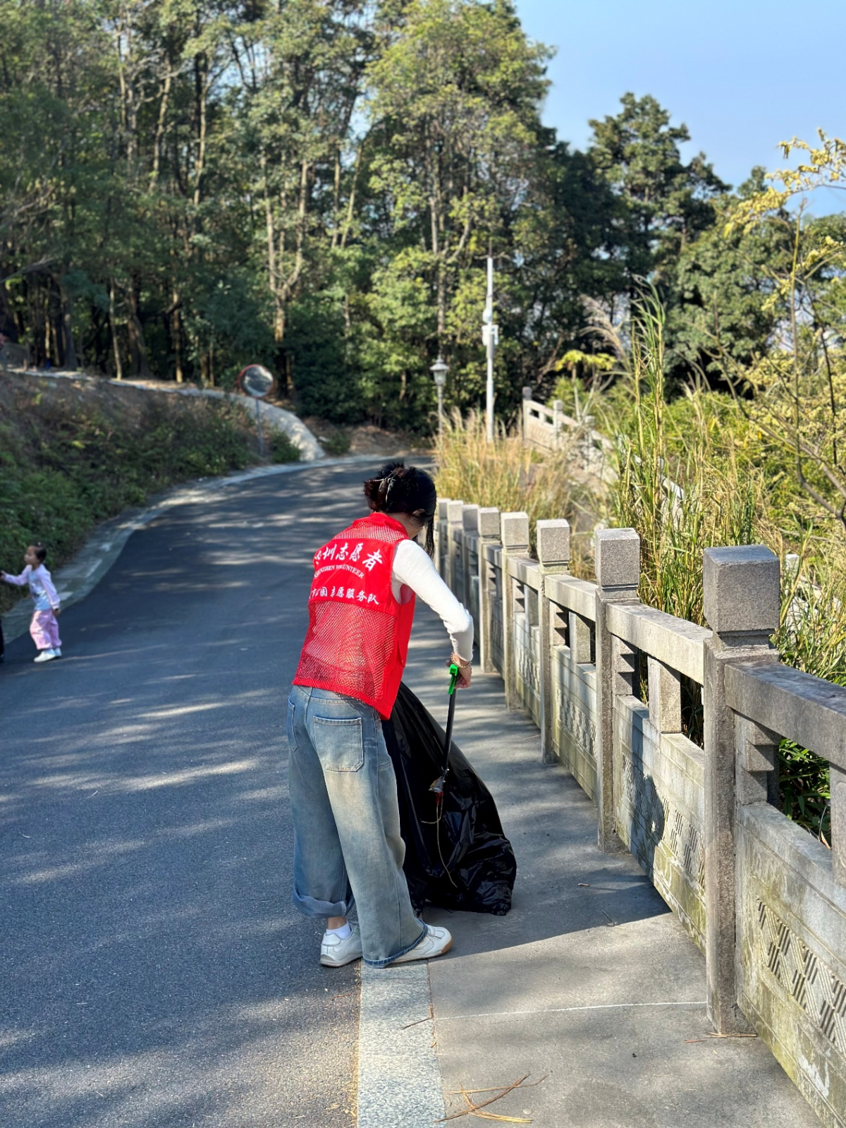 守護(hù)綠水青山，久信達(dá)環(huán)保袋義工點亮陽臺山(圖2)